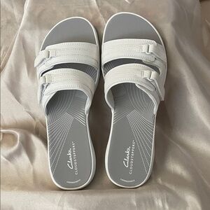 Clarks Women's Gray and White breeze piper Slide Sandals